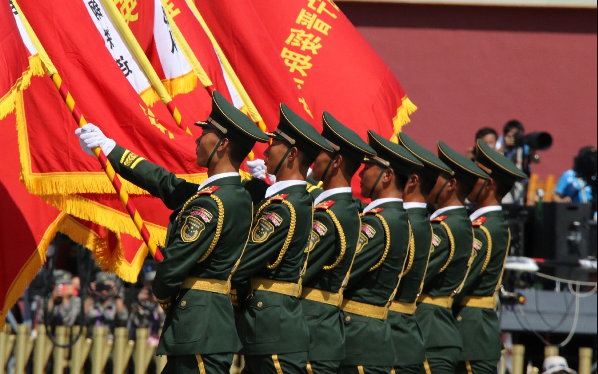 英格兰马术队在巴黎奥运会盛装舞步比赛中获得第八名,展现出色表现。